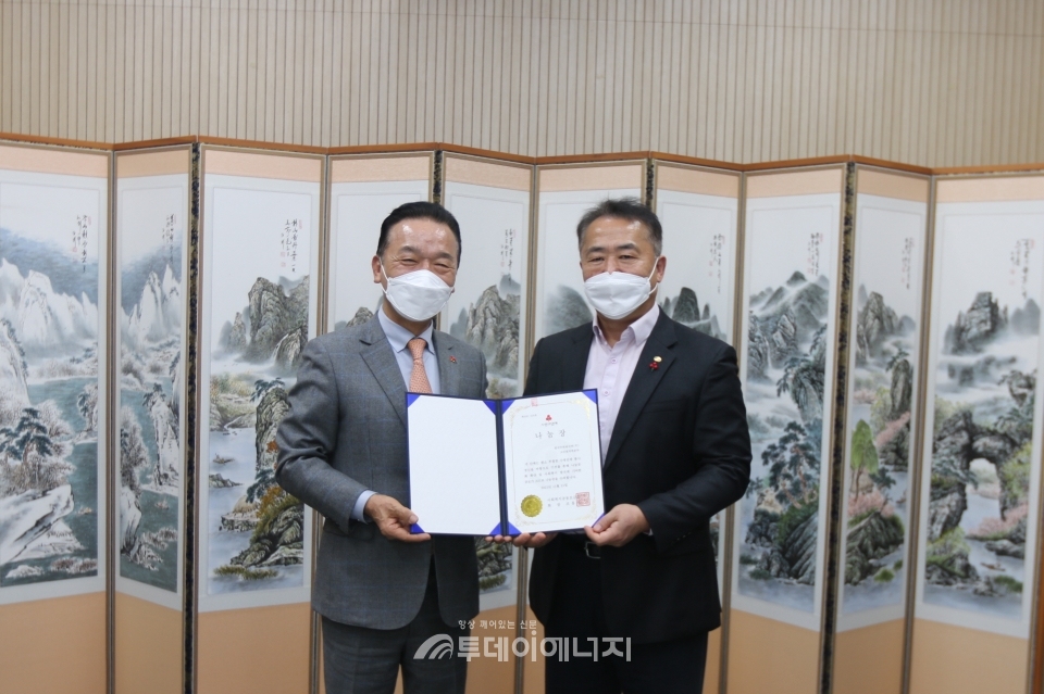 김준석 고리원자력본부장(우)과 최금식 부산 사회복지공동모금회장이 기념 촬영을 하고 있다.