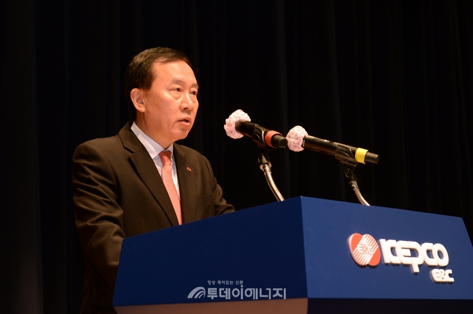 김성암 한국전력기술 사장이 시무식에서 신년사를 하고 있다.