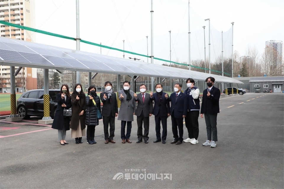 김중식 서울에너지공사 사장(우 5번째)이 배재고등학교 주차장 내 설치된 태양광발전소에서 관계자들과 기념촬영을 하고 있다.