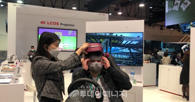 한국산업기술대학교 GTEP 사업단이 CES 2022에서 리얼 4K VR 기술 시연을 지원하고 있다.