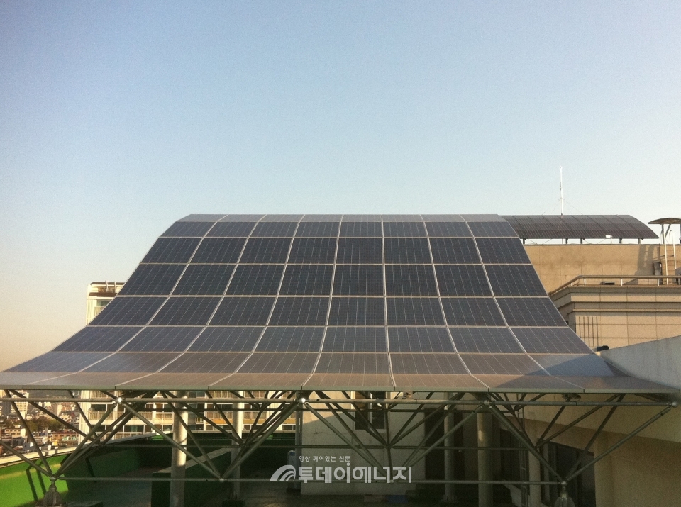 인천시 청사에 설치된 태양광발전설비.