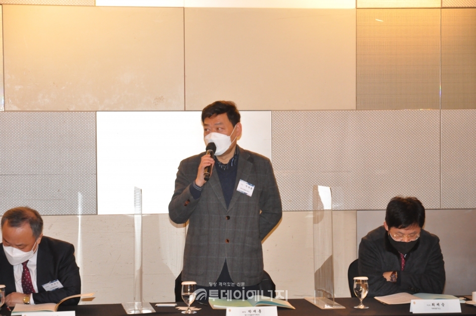 한국가스연맹에 신규 가입하게된 KLT의 박재홍 부장이 인사말을 전하고 있다.