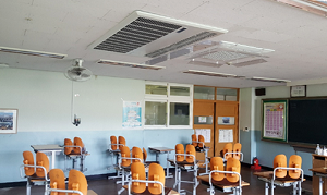학교 교실에 설치된 이젠엔지니어링 다기능 천장형 공조기.
