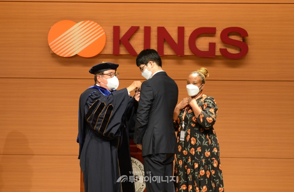 유기풍 KINGS 총장(좌 첫번째)이 학생대표에게 뱃지를 수여하고 있다.