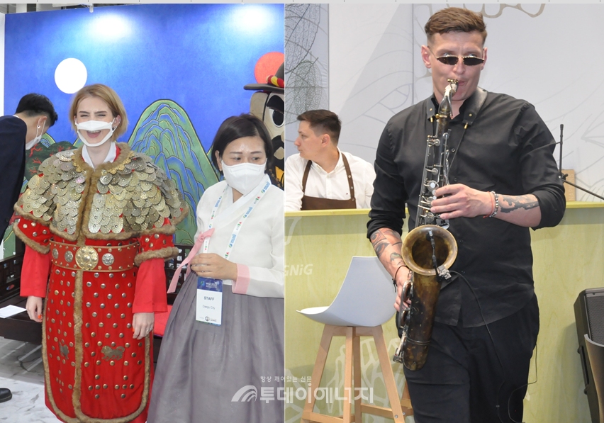 대구광역시관에서는 한국의 전통무사 복장을 입어볼 수 있는 기회가 있었다.(좌), 폴란드관에서는 멋진 색소폰 연주가 이어졌다.