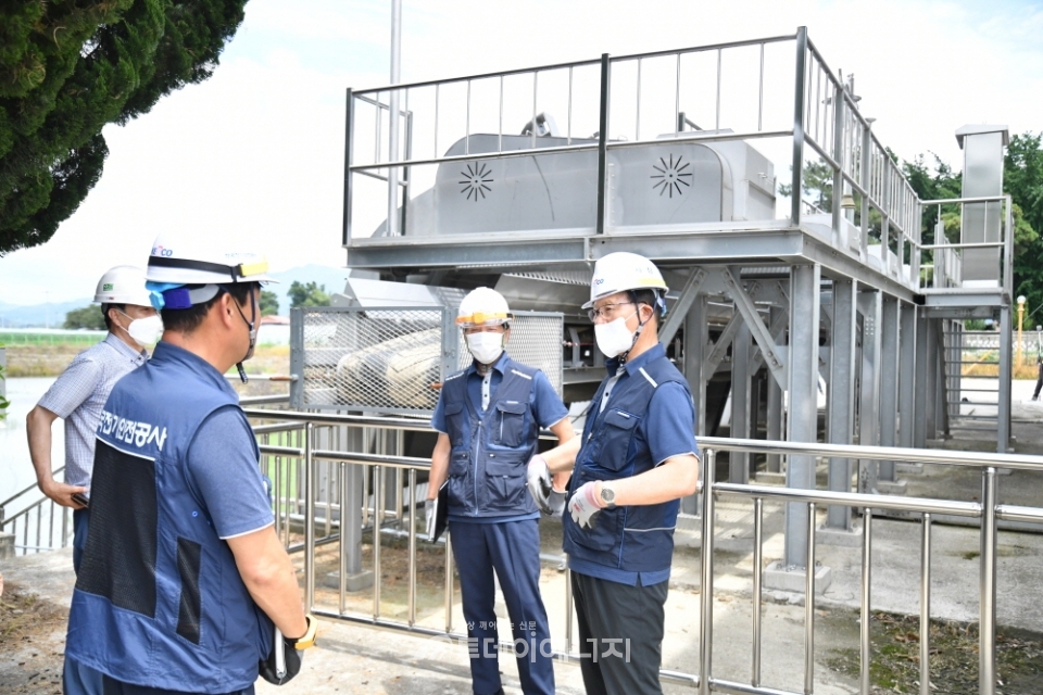 박지현 전기안전공사 사장(우 1번째)이 빗물배수펌프장을 점검하고 있다.