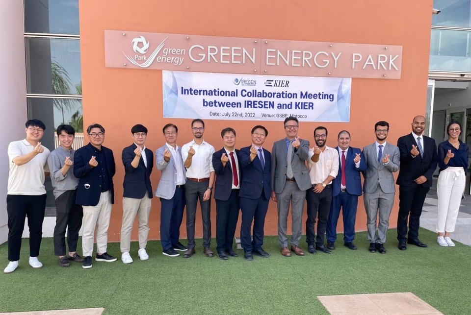 한국에너지기술연구원과 모로코 재생에너지 연구기관 IRESEN 등 관계자들이 기술교류회 후 기념촬영을 하고 있다.