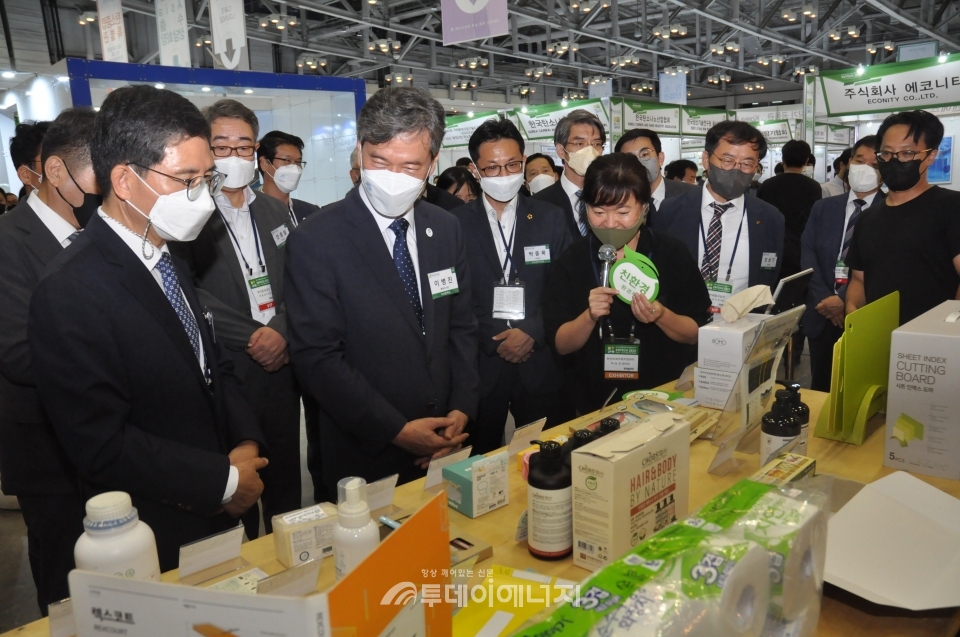 이병진 부산시 행정부시장(앞줄 좌 2번째)이 녹색제품 구매관에 들러 친환경제품에 대한 설명을 듣고 있다.