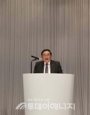 한승욱 한국에너지학회 회장이 개회사를 전하고 있다.