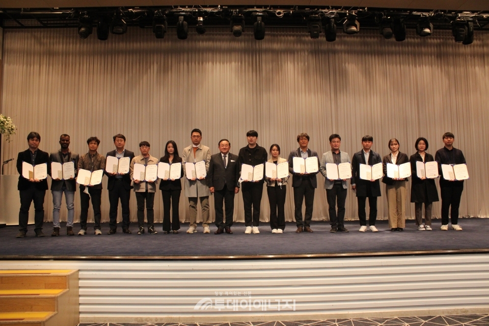 한승욱 한국에너지학회 회장(좌 8번째)과 우수논문 수상자들이 기념촬영을 하고 있다.