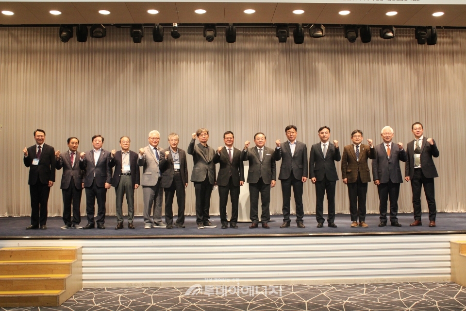 한승욱 한국에너지학회 회장(우 6번째)과 개회식 참석 귀빈들이 기념촬영을 하고 있다.