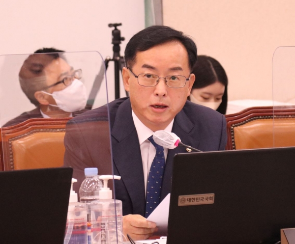 국정감사장에서 질의하고 있는 김경만 의원.