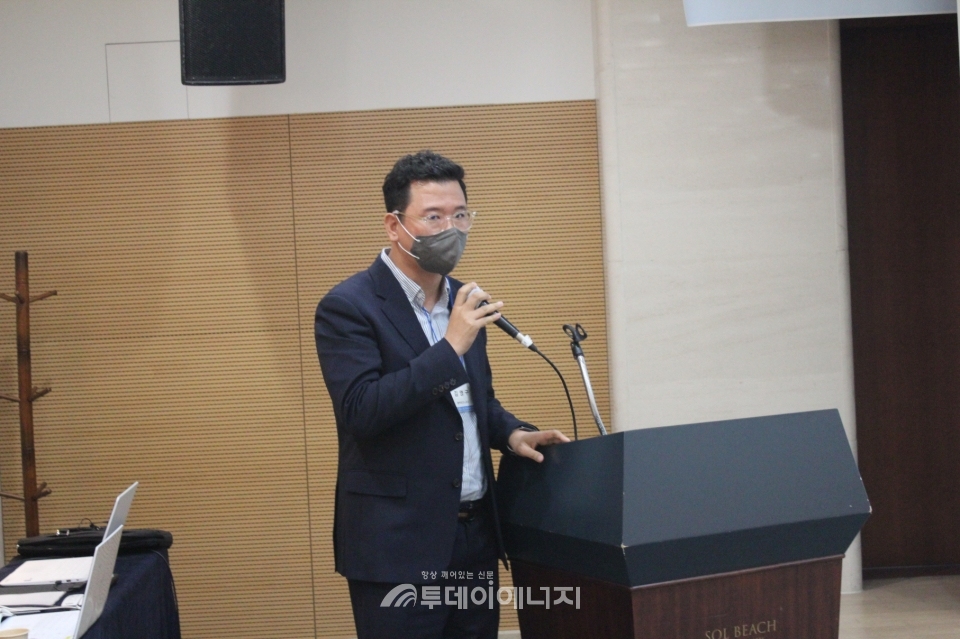 김영구 충북테크노파크 책임연구원이 이동식 수소충전소 성능평가 및 안전관리 핵심 기술 개발 성과에 대해 발표하고 있다.