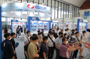 베트남 환경에너지산업전에 방문한 관람객들이 설명을 듣고 있다.