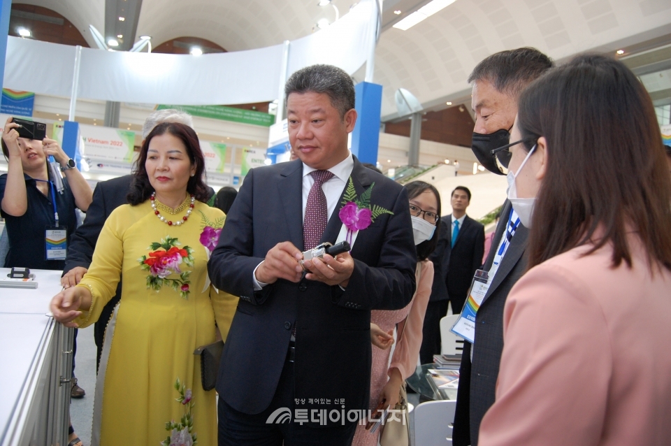 응웬 마잉 꾸엔 하노이 인민위원회 부의장(좌 2번째)이 한국 기업을 방문해 제품 설명을 듣고 있다.