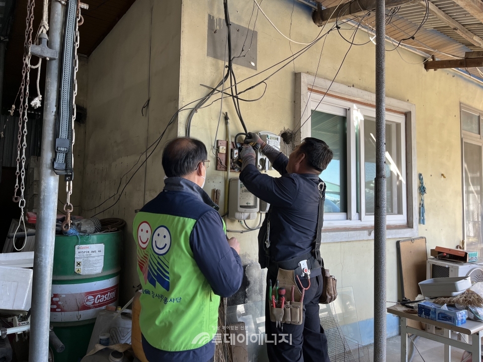 한국전력기술 직원들이 김천시 봉산면에 위치한 농가의 노후화된 전기설비를 교체하고 있다.