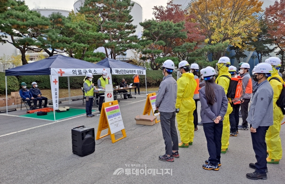 한국동서발전이 일산발전본부에서 백석119안전센터 및 협력사와 함께 재난대응 상시훈련을 실시하고 있다.