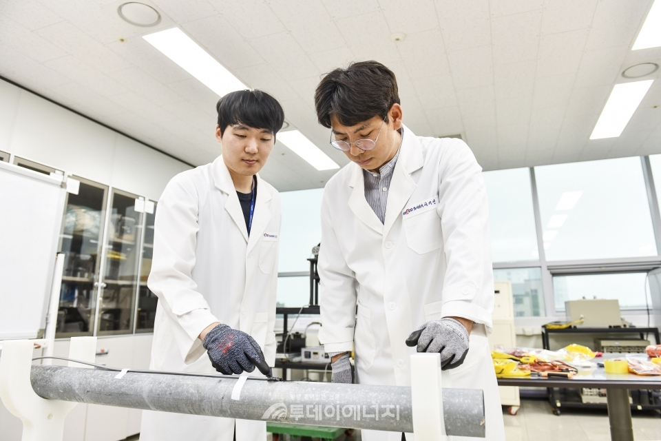 안전연구원 연구원이 동파방지열선 제품을 실험하고 있다.