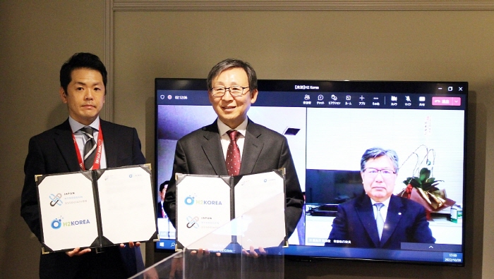 문재도 H2KOREA 회장(가운데)과 JH2A 후쿠시마 사무국장(우)이 업무협약 체결 후 기념촬영을 하고 있다.