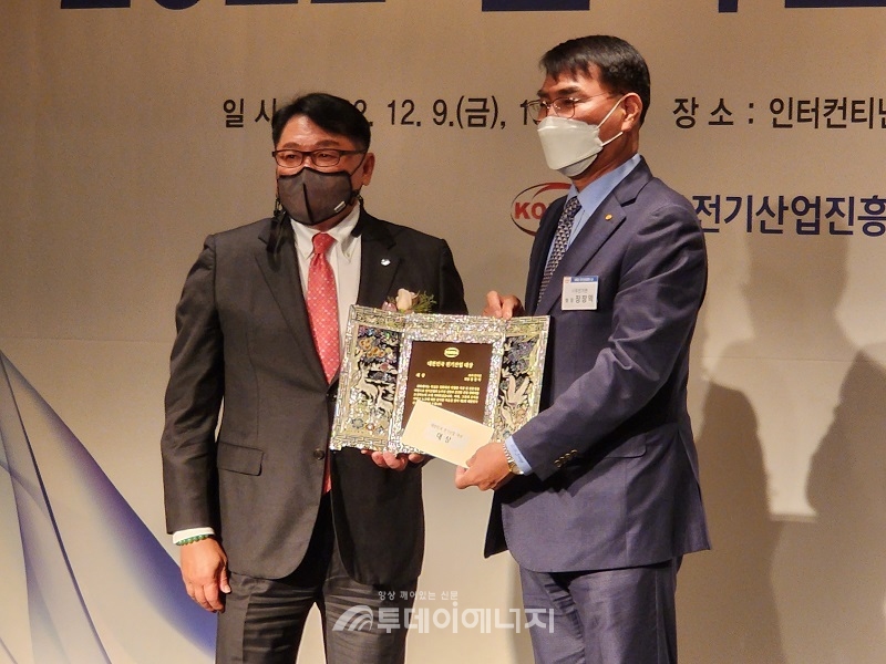 장창익 우진기전 회장이 2022 전기산업의 날에서 '대한민국 전기산업대상'을 수상했다.