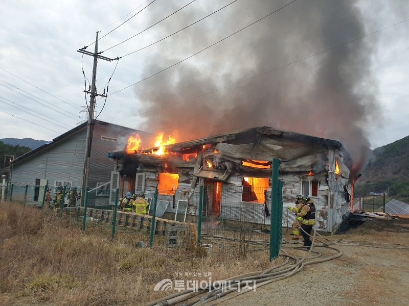 지난 8일 전남 담양군에 위치한 'C 태양광 발전'의 배터리 보관창고에서 화재가 발생했다.