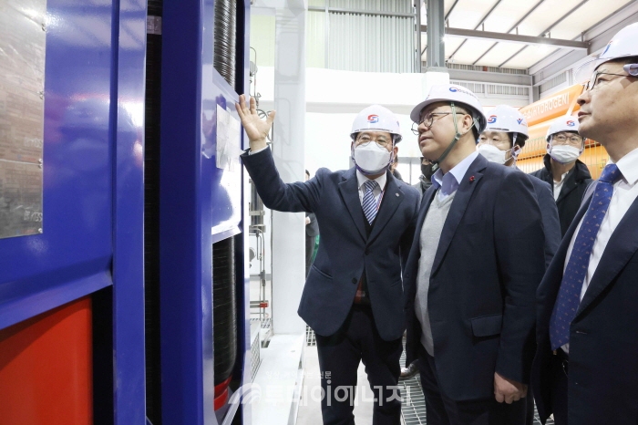 박일준 산업통상자원부 2차관이 E1 과천 융복합 수소충전소를 방문했다.