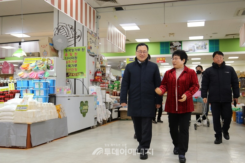 김규현 새만금개발청장이 설을 맞아 19일 군산공설시장을 방문했다.