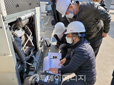 한국냉동공조안전관리원 관계자가 저감장치를 부착한 GHP에 대해 검사를 하고 있다.