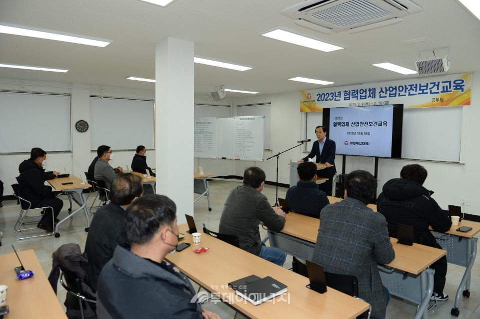 윤홍식 대성에너지 대표가 안전교육에 참여한 협력업체 관계자들에게 인사말을 전하고 있다.