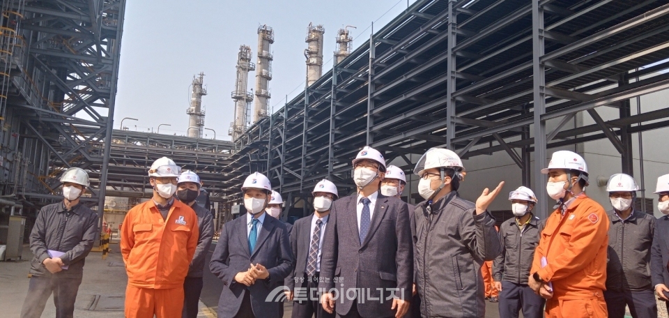 임해종 가스안전공사 사장은 롯데케미칼 대산공장을 방문해 사업장 안전관리 실태를 점검하고 있다.