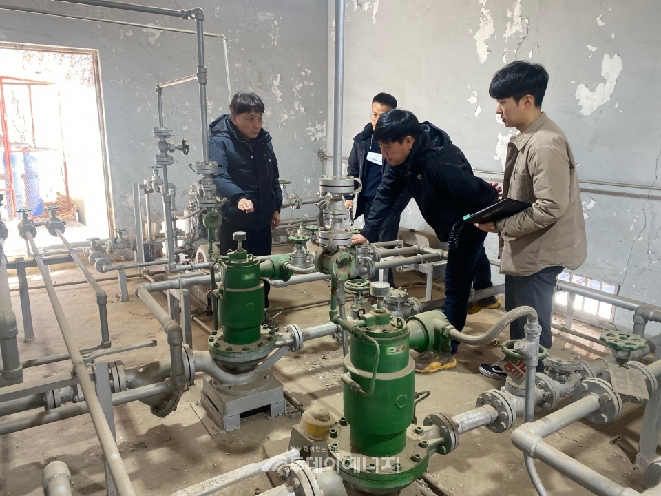 정경용 가스안전공사 충북북부지사장(좌)이 해빙기 LPG충전소 기계실을 점검하고 있는 모습.