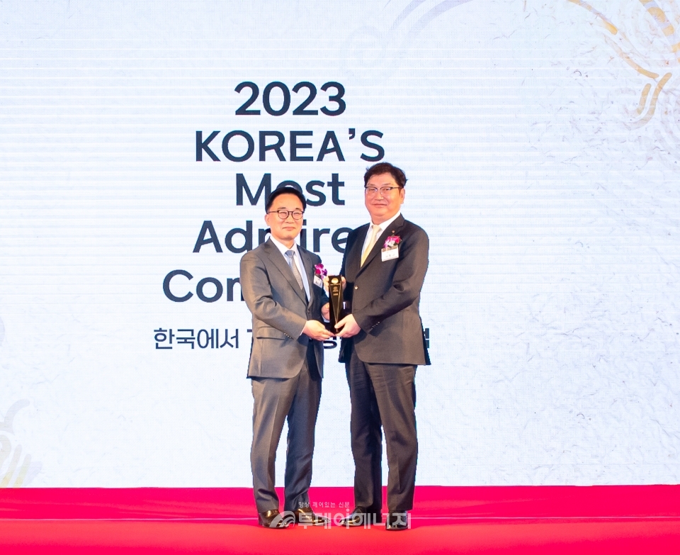 서정규 S-OIL 국내영업본부장(우)이 서울 콘래드 호텔에서 열린 ‘2023 한국에서 가장 존경받는 기업’ 시상식에서 5년 연속 All Star 30 및 7년 연속 정유산업부문 1위에 선정된 후 한수희 능률협회컨설팅 대표와 기념 촬영을 하고 있다.