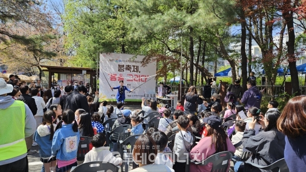 삼정종합사회복지관과 테크노파크 3단지 체육공원에서 열린 GS파워와 지역주민이 함께 하는 봄 축제에서 어린아이들이 버블 & 매직 공연을 관람하고 있다.
