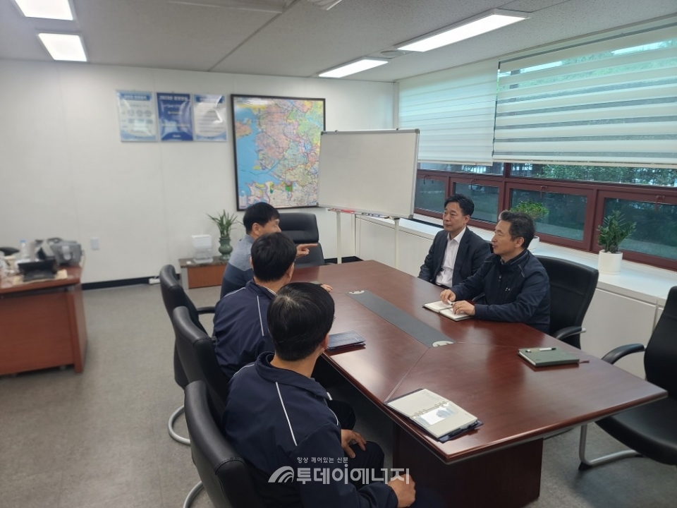한국가스안전공사 인천본부 관계자들이 노후 아파트 가스시설 개선에 대한 협의를 진행하고 있다.