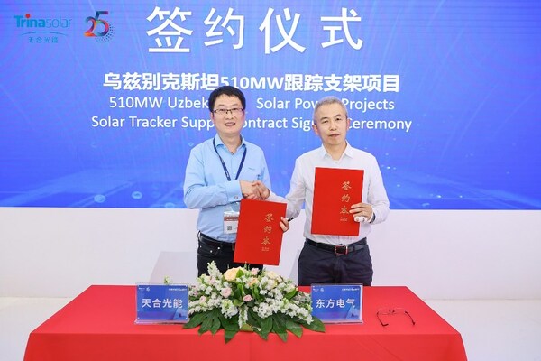 TrinaTracker가 우즈베키스탄 태양광 프로젝트에 510MW 솔라 트래커 공급 계약을 체결한 후 기념 촬영을 하고 있다.