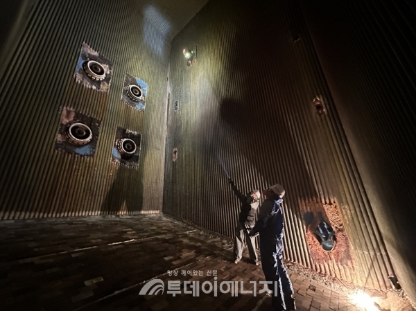 2일 대전 열병합발전소 보일러 화실 내부에서 한국에너지공단 검사원이 첨단 드론을 활용한 보일러 시범 검사를 하고 있다.