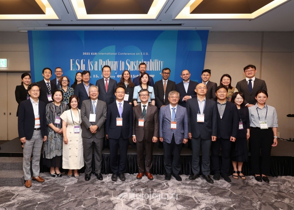 한국법제연구원에서 주최한 ‘E.S.G. 지속가능성을 향한 길’ 국제학술대회에 참석한 사회자, 발제자, 토론자들이 기념촬영을 하고 있다.