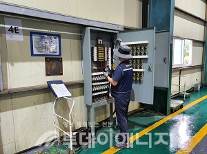 한국전기안전공사 직원이 수해취약시설 안전점검을 진행하고 있다.