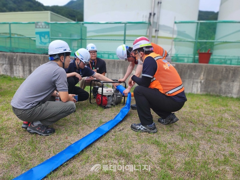 한국남부발전 영월빛드림본부 직원들이 집중호우 대비 수중·엔진펌프의 실제 작동시험을 실시하고 있다.