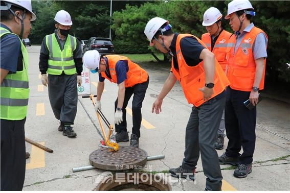 이창준 서울에너지공사 집단에너지본부장(가운데)이 맨홀개폐 시연을 하고 있다.