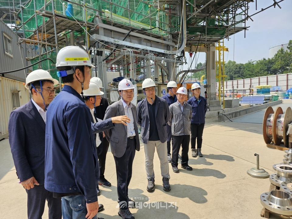 노오선 가스안전 기술이사가 아이지이(주)를 방문해 액화수소 생산기지 시설을 점검하고 있다.