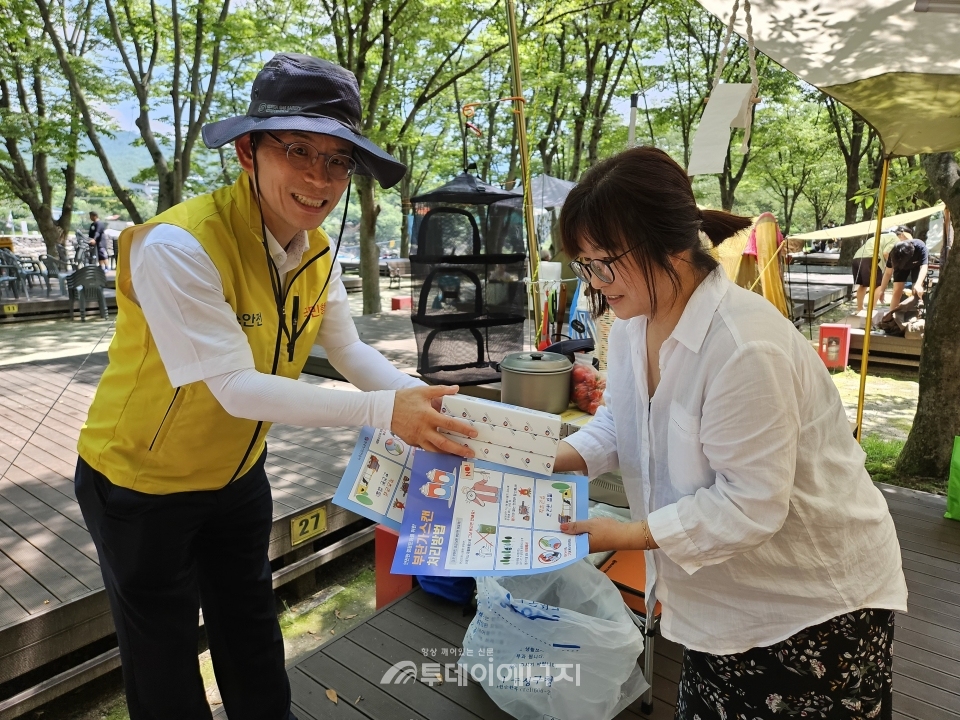 이수부 가스안전공사 부사장(좌)이 거창 수승대 야영장을 방문해 시설 이용자에게 홍보 전단지를 나눠주고 있다.