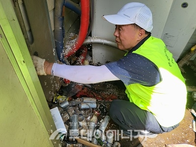 한국열관리시공협회 충북도회 회원이 침수피해 가구에서 난방시설을 점검하고 있다.
