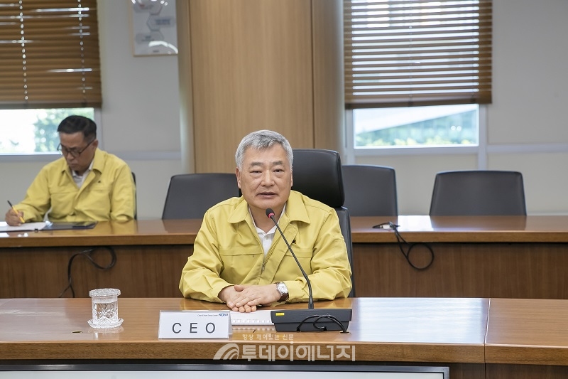 김회천 한국남동발전 사장이 전사 재난대응 회의를 주재하고 있다.