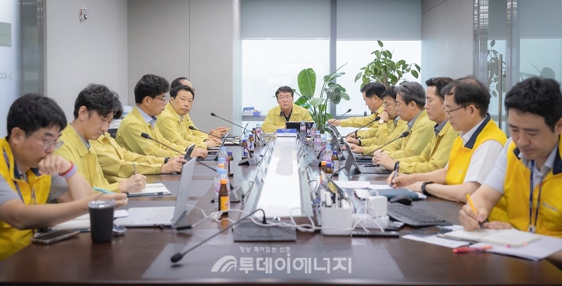 이승우 한국남부발전 사장(사진 가운데)이 10일 본사 CEO 주재로 태풍 ‘카눈’의 대응 상황을 점검하고 있다.