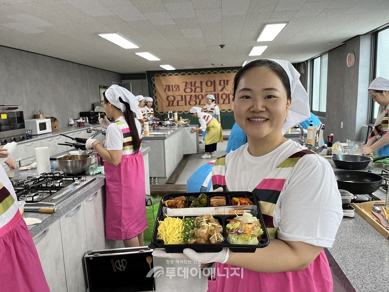 ‘경남의 맛’ 요리 경연대회 대상 수상자 최윤정 씨가 ‘아귀 덮밥 도시락’을 들고 기념촬영을 하고 있다.