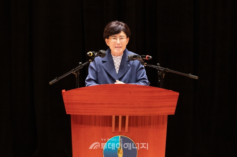 최연혜 한국가스공사 사장이 창립 40주년 기념식에서 기념식사를 전하고 있다.