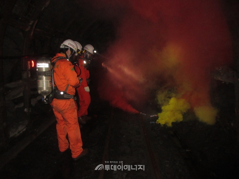 석탄공사가 삼척 도계광업소에서 재해·재난 대비 비상대피 및 구호훈련을 실시하고 있는 모습.