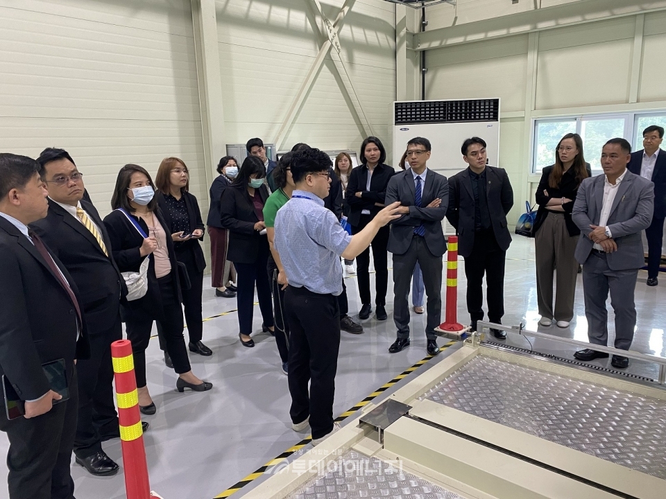 태국 UNIDO 관계자들이 충북테크노파크 태양광모듈연구센터에서 태양광 재활용 기술에 대해 설명을 듣고 있다.