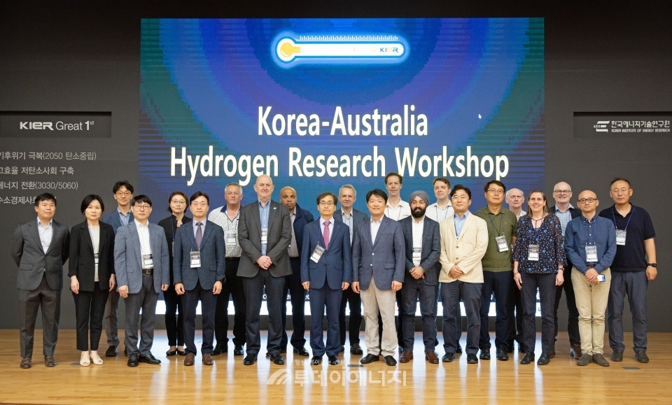 ‘한국-호주 수소에너지 연구협력 워크숍’ 참가자들이 기념촬영을 하고 있다.